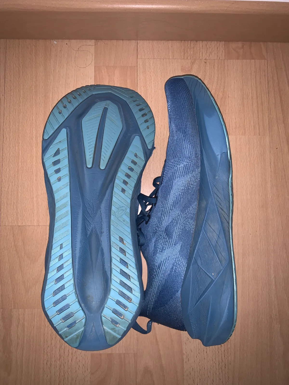 Suola e lato interno di un paio di ASICS Novablast 5 dopo circa 700 km
