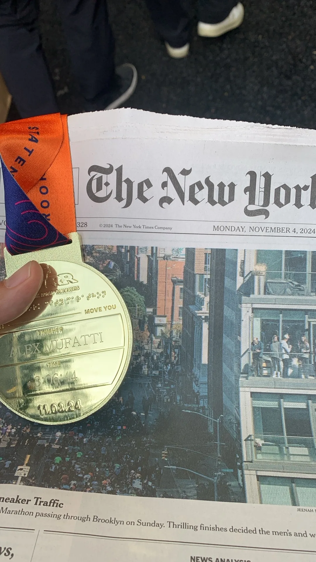 Medaglia della Maratona di New York sopra la prima pagina del New York Times