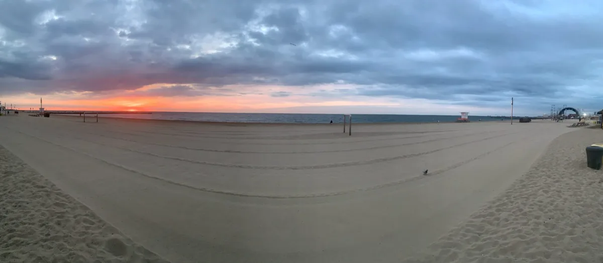 Panorama della spiaggia all'alba con il cielo rosso