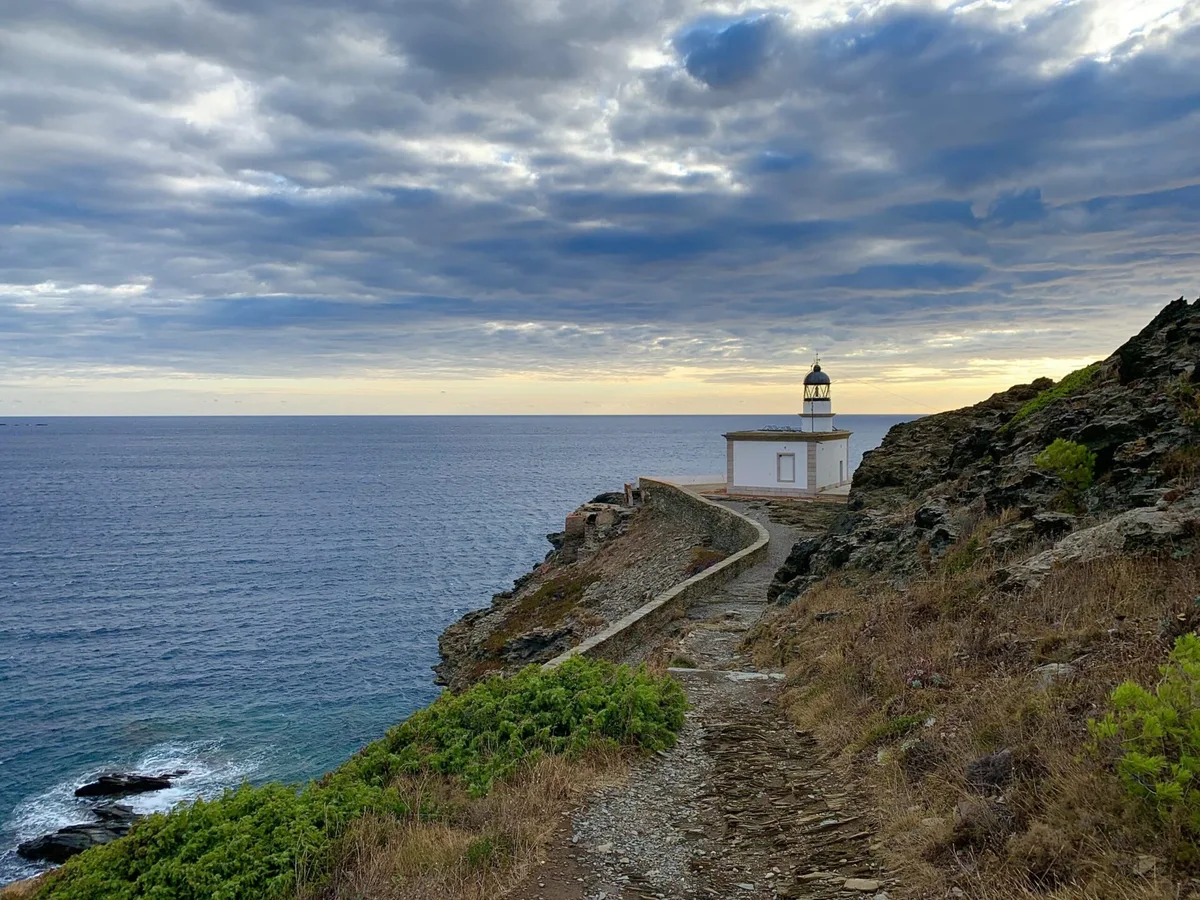 Faro di Cala Nans su una punta rocciosa sul mare