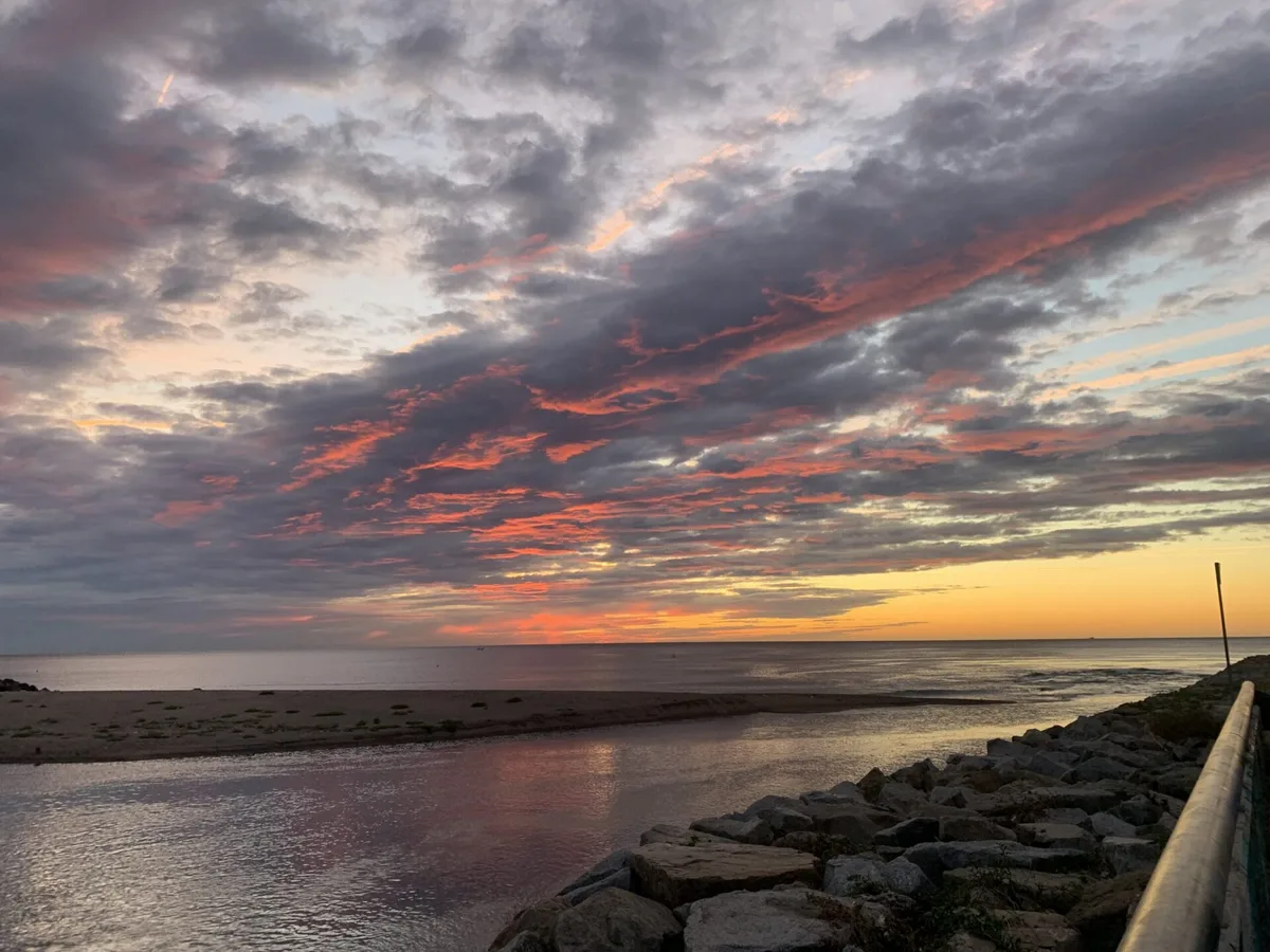 Cielo rosso nuvoloso sopra la foce di un torrente