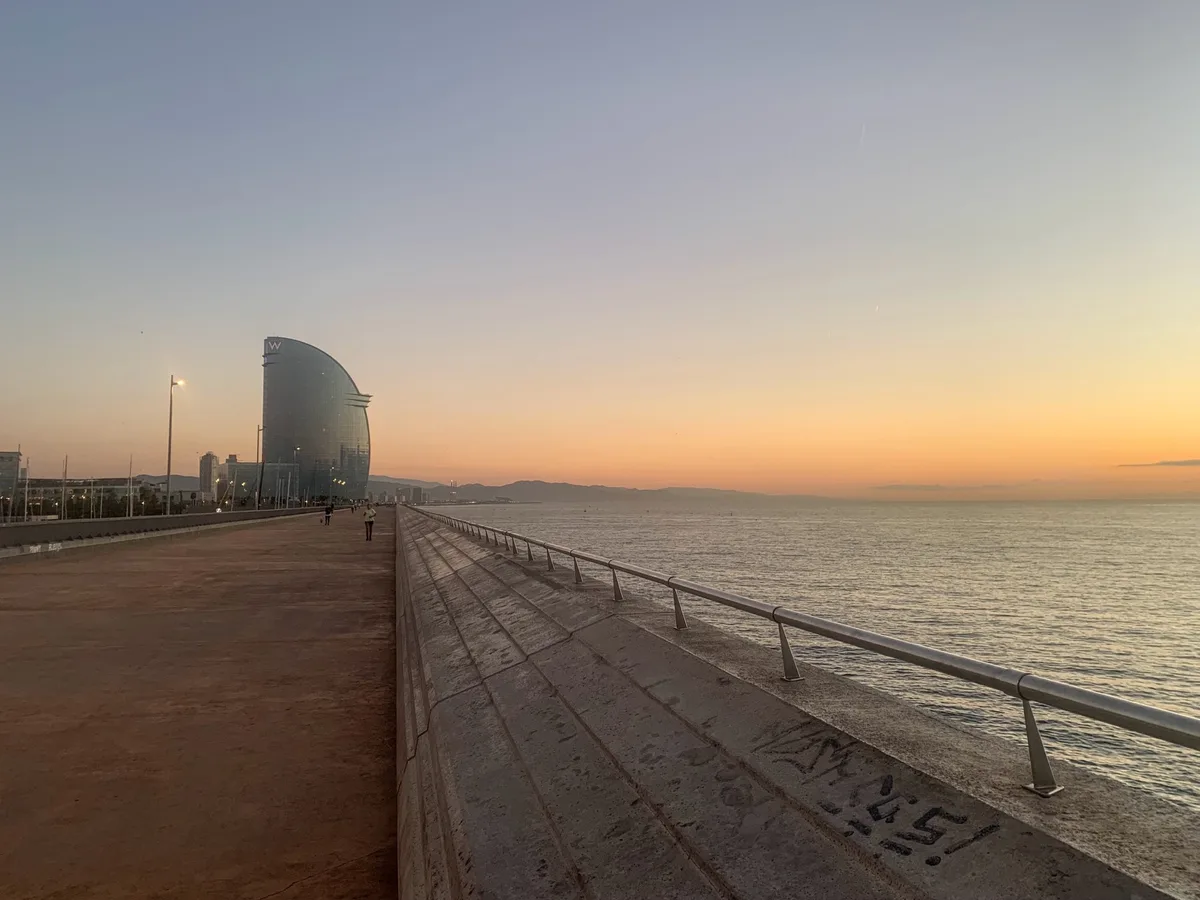 Molo di Barcellona con l'Hotel Vela al tramonto