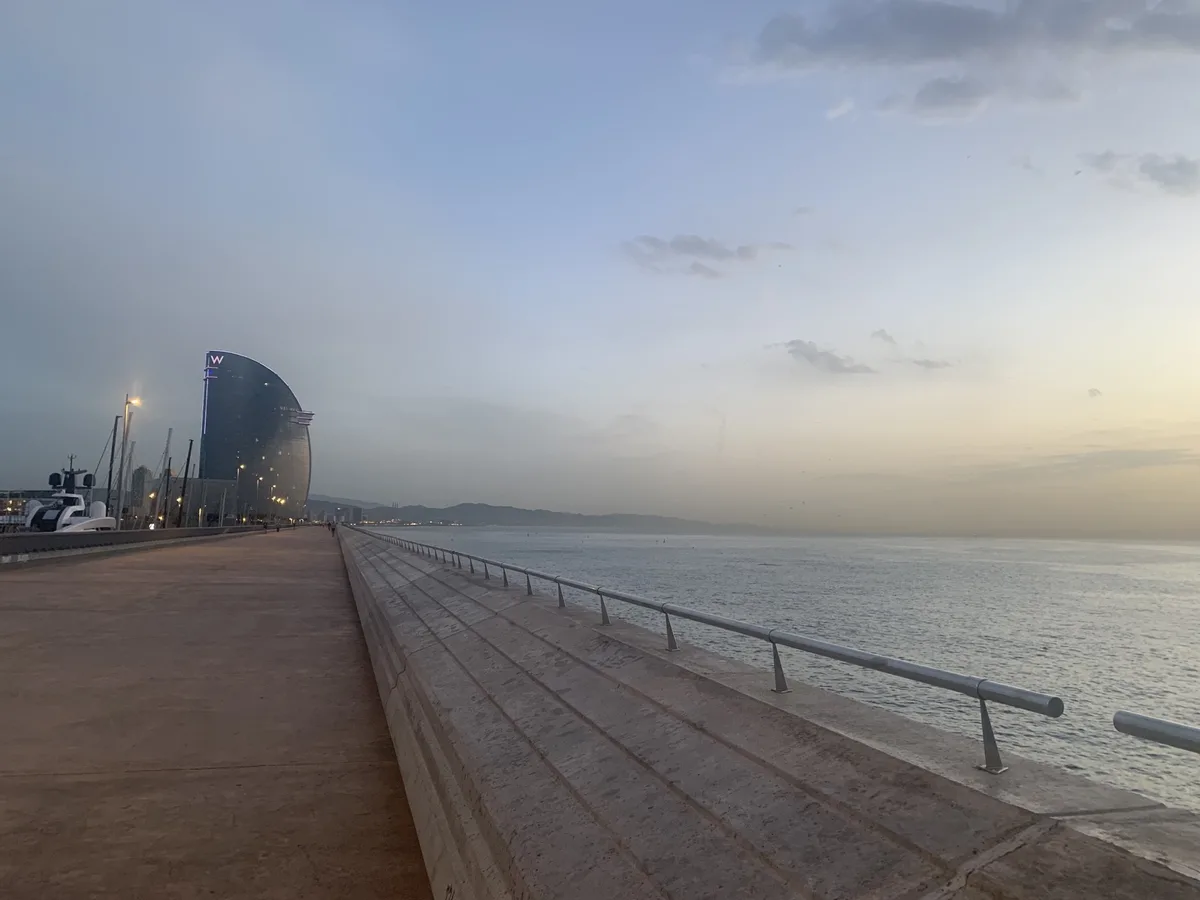 Molo con l'Hotel Vela di Barcellona nella foschia