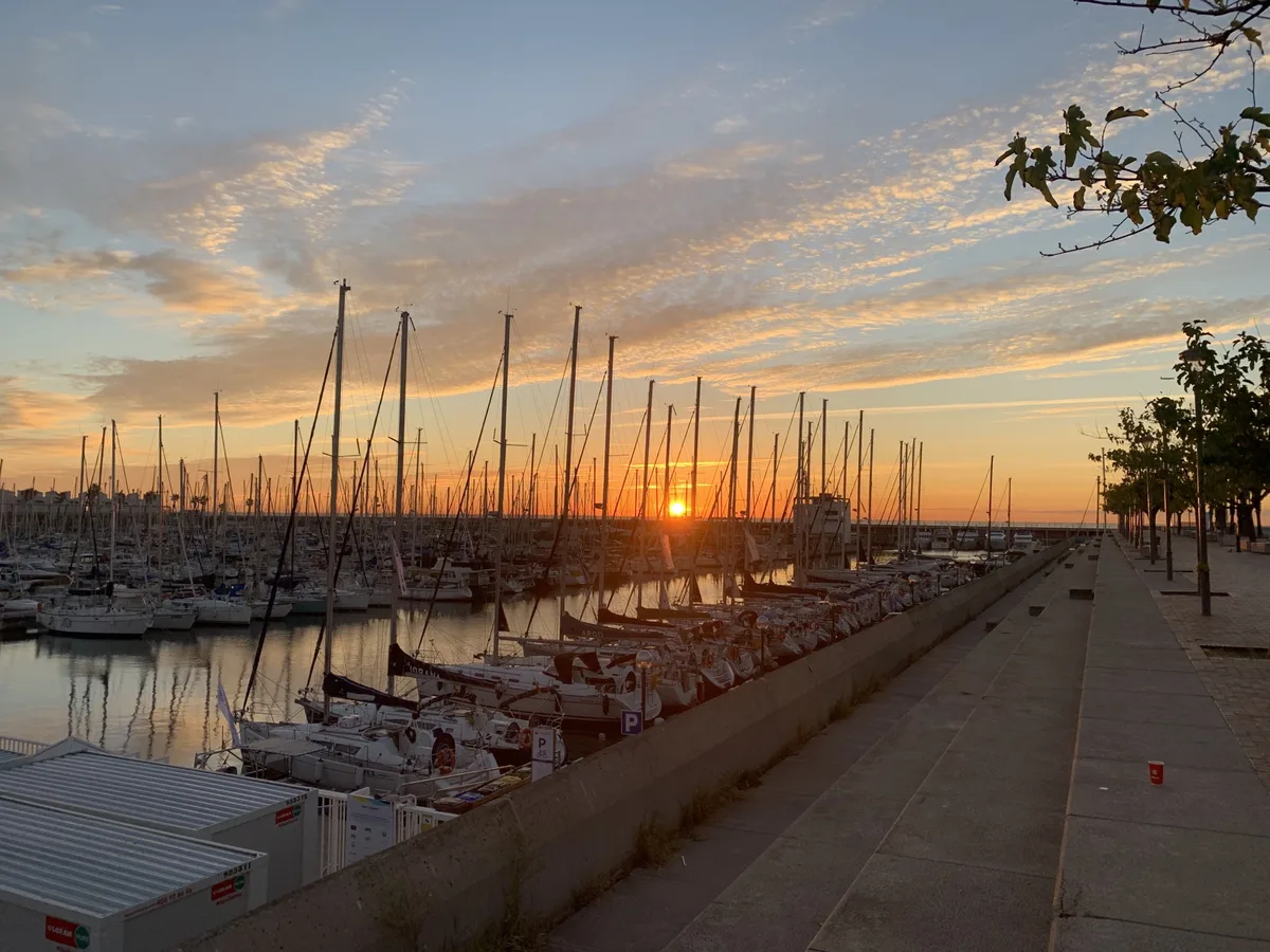 Alba sul porto turistico di Barcellona con le barche a vela