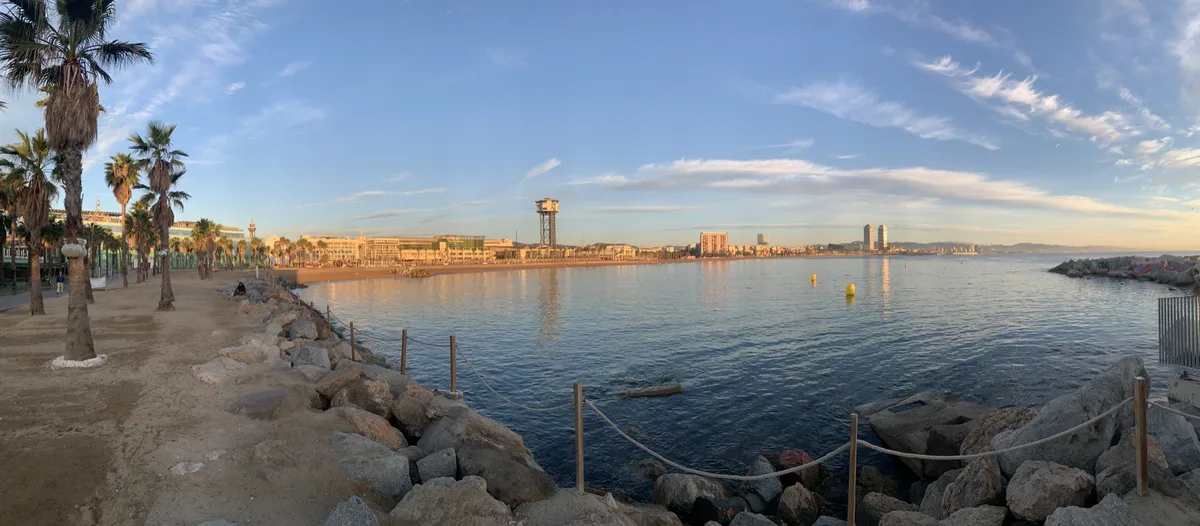 Panoramica della baia di Barcellona dalla scogliera durante la corsa