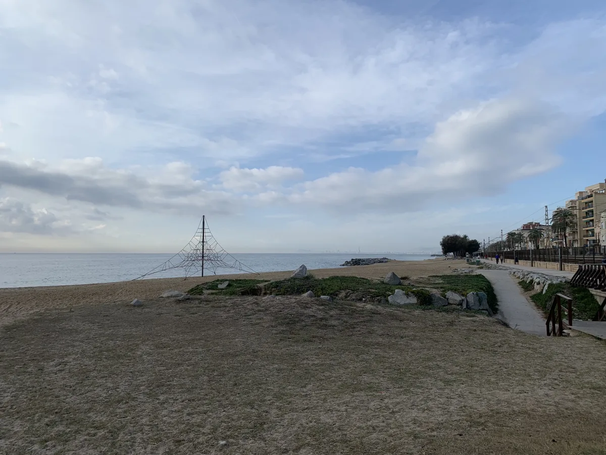 Spiaggia con una scultura in metallo e il lungomare