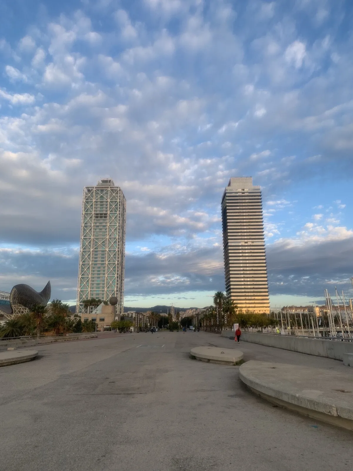 Torri del Port Olímpic e il Pesce di Frank Gehry sotto un cielo con nuvole sottili