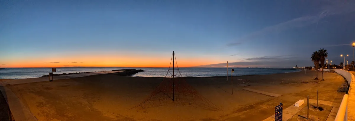 Panorama di un molo e di una spiaggia al crepuscolo