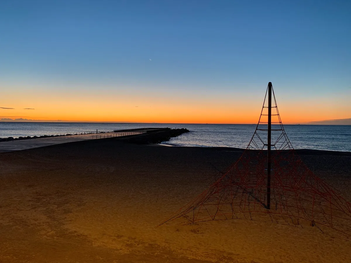 Struttura di corde per i giochi in spiaggia in controluce al tramonto