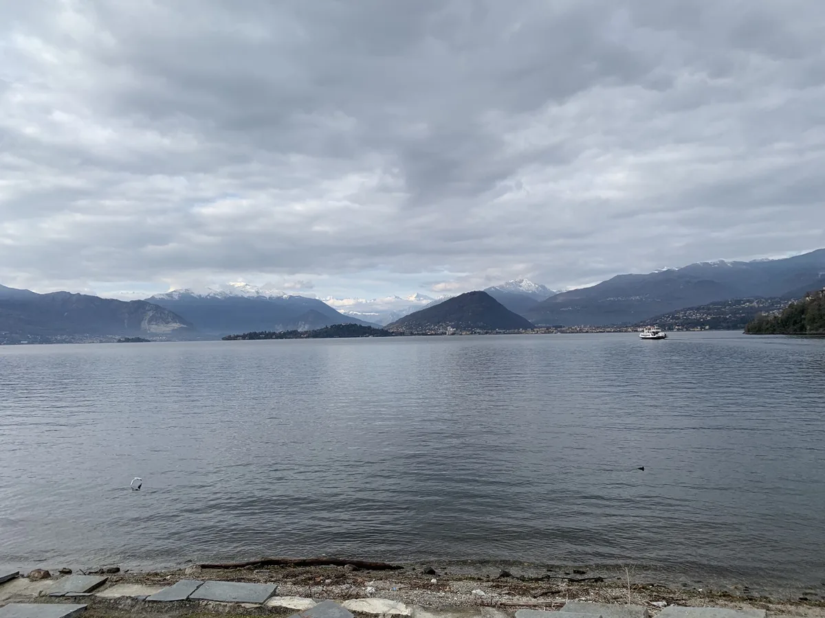Lago Maggiore con le montagne sullo sfondo sotto un cielo nuvoloso