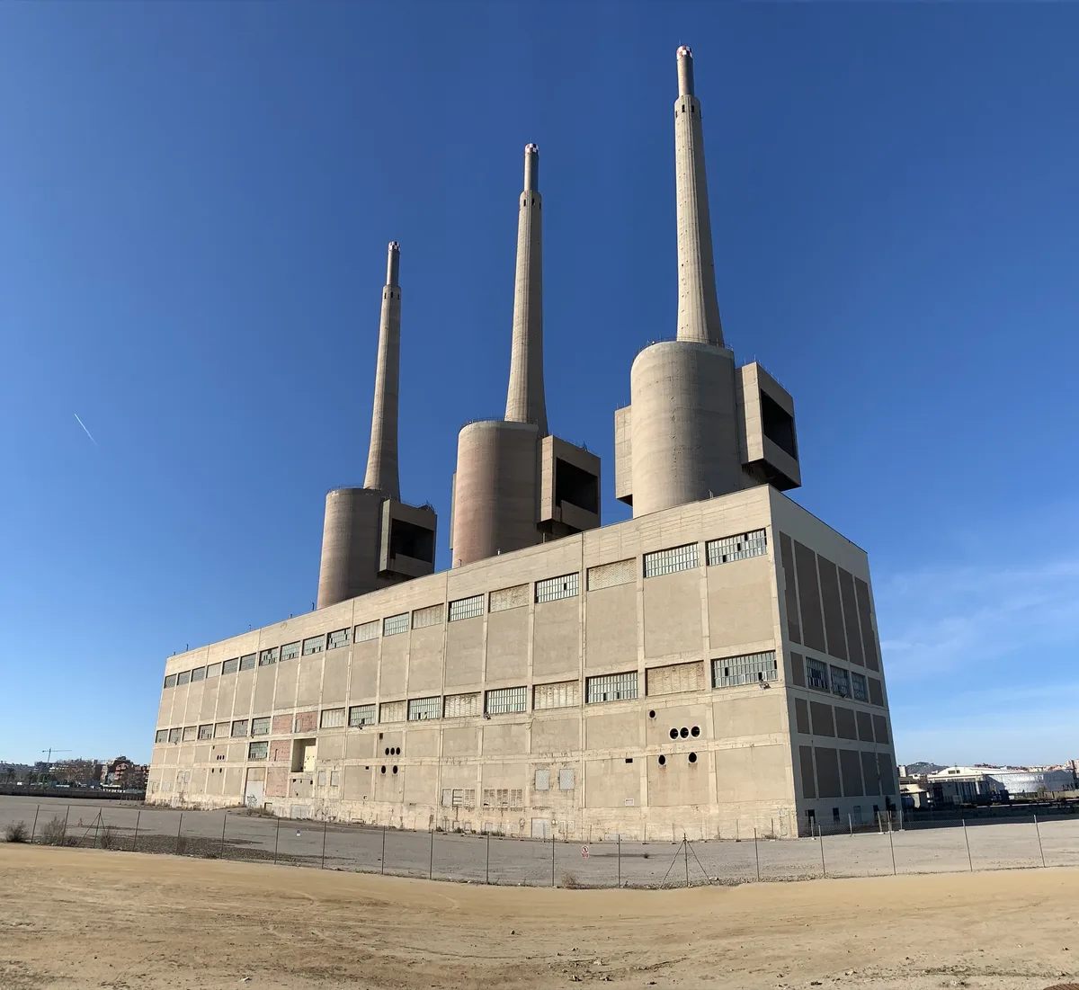 Le tre ciminiere della centrale elettrica di Sant Adrià de Besòs