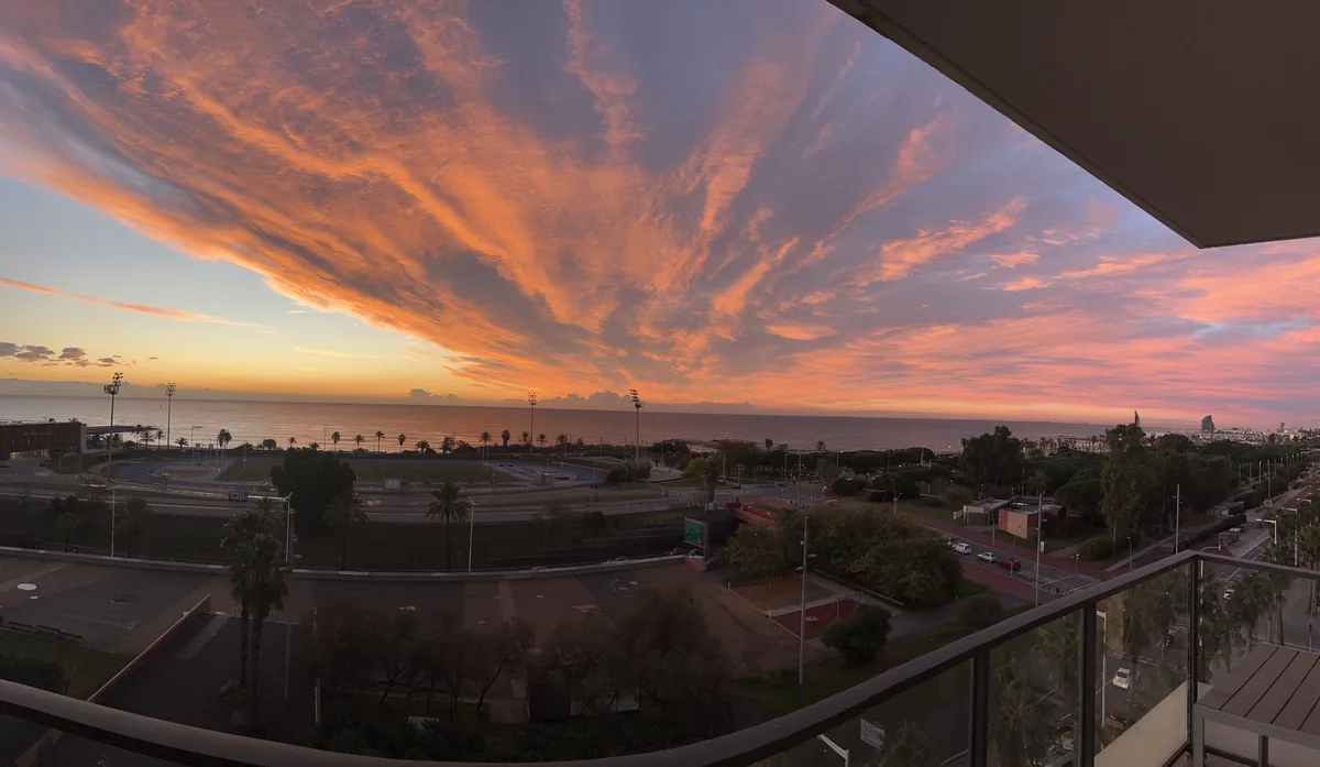 Cielo arancione di sera visto da un balcone sul lungomare