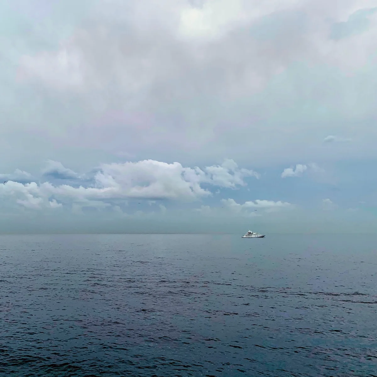 Mare calmo sotto un cielo coperto