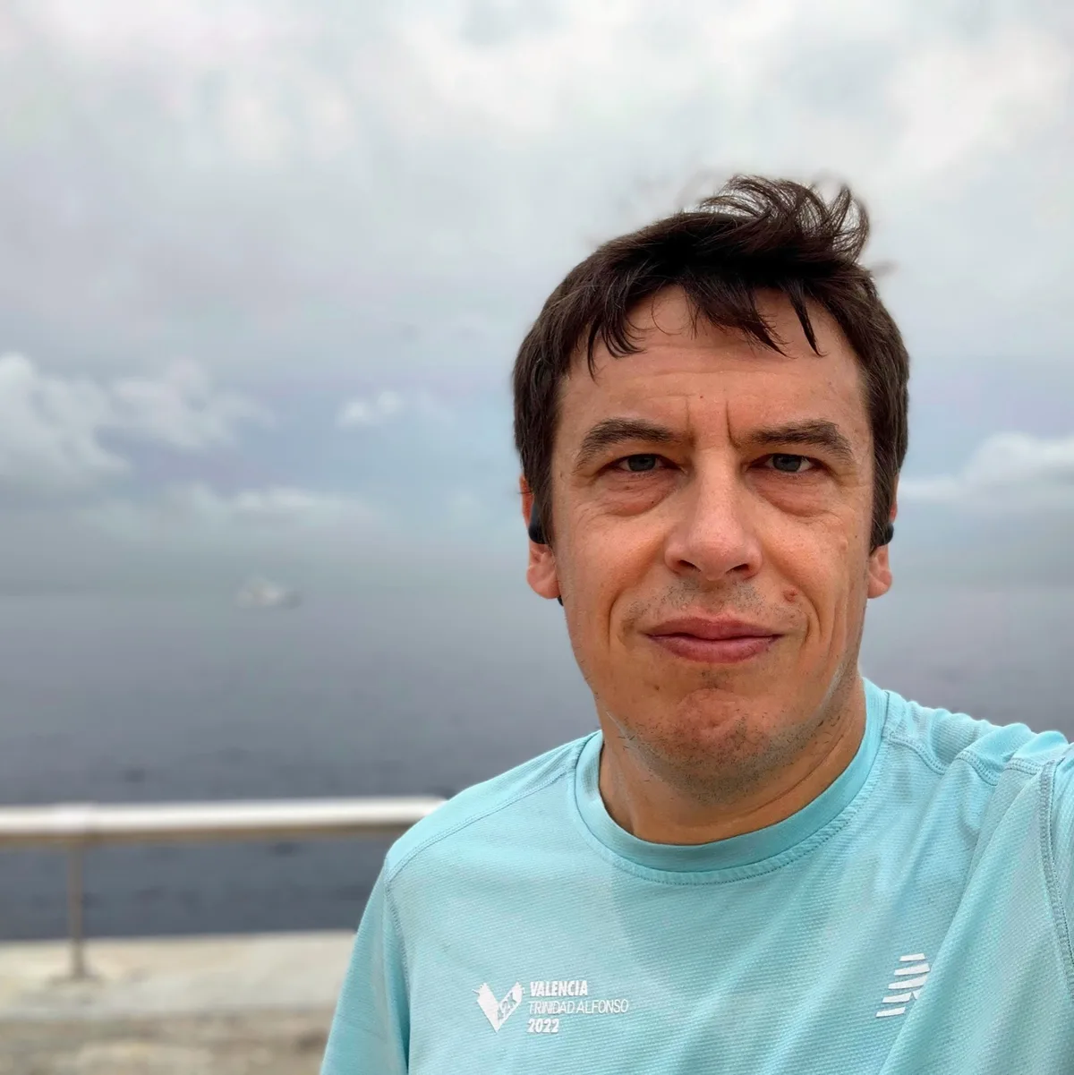 Selfie in maglia azzurra della Maratona di Valencia sul lungomare