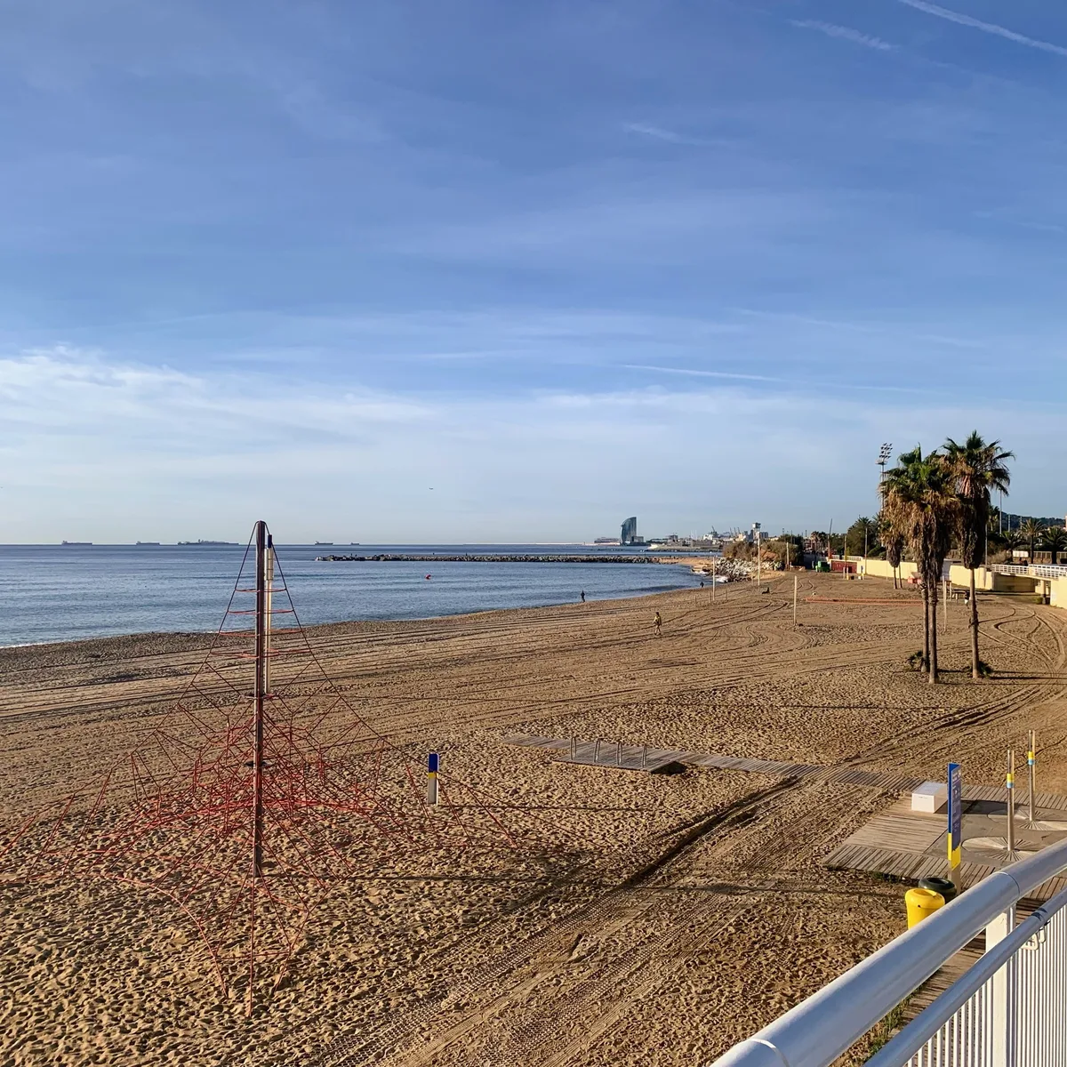 Spiaggia deserta al mattino con una rete da pallavolo