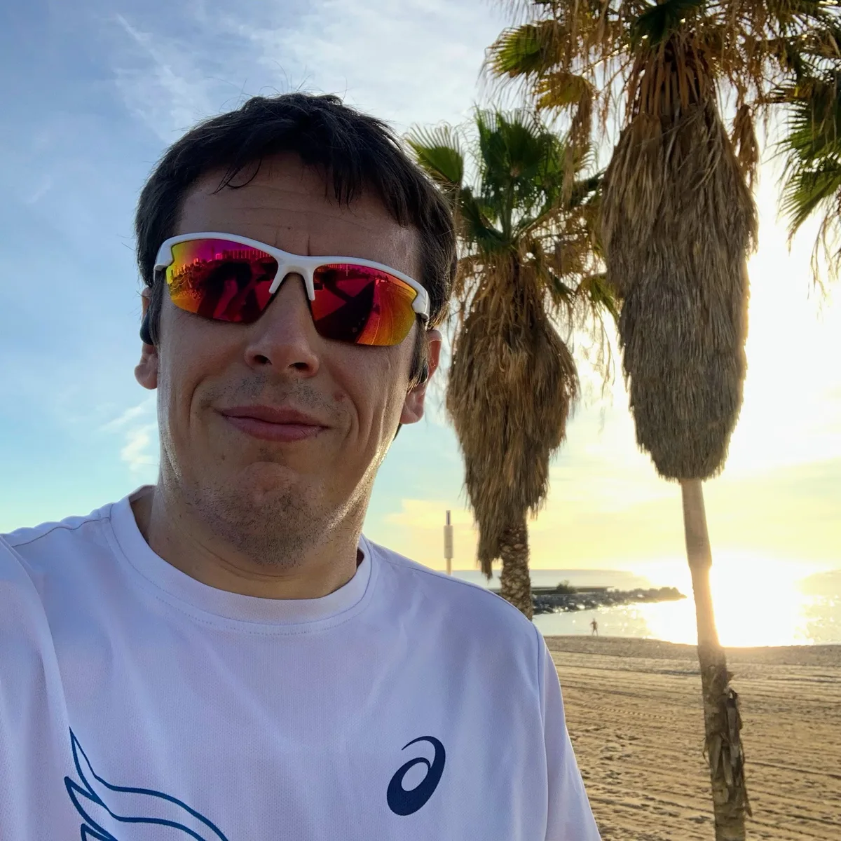 Selfie con occhiali da sole a specchio e palme sulla spiaggia