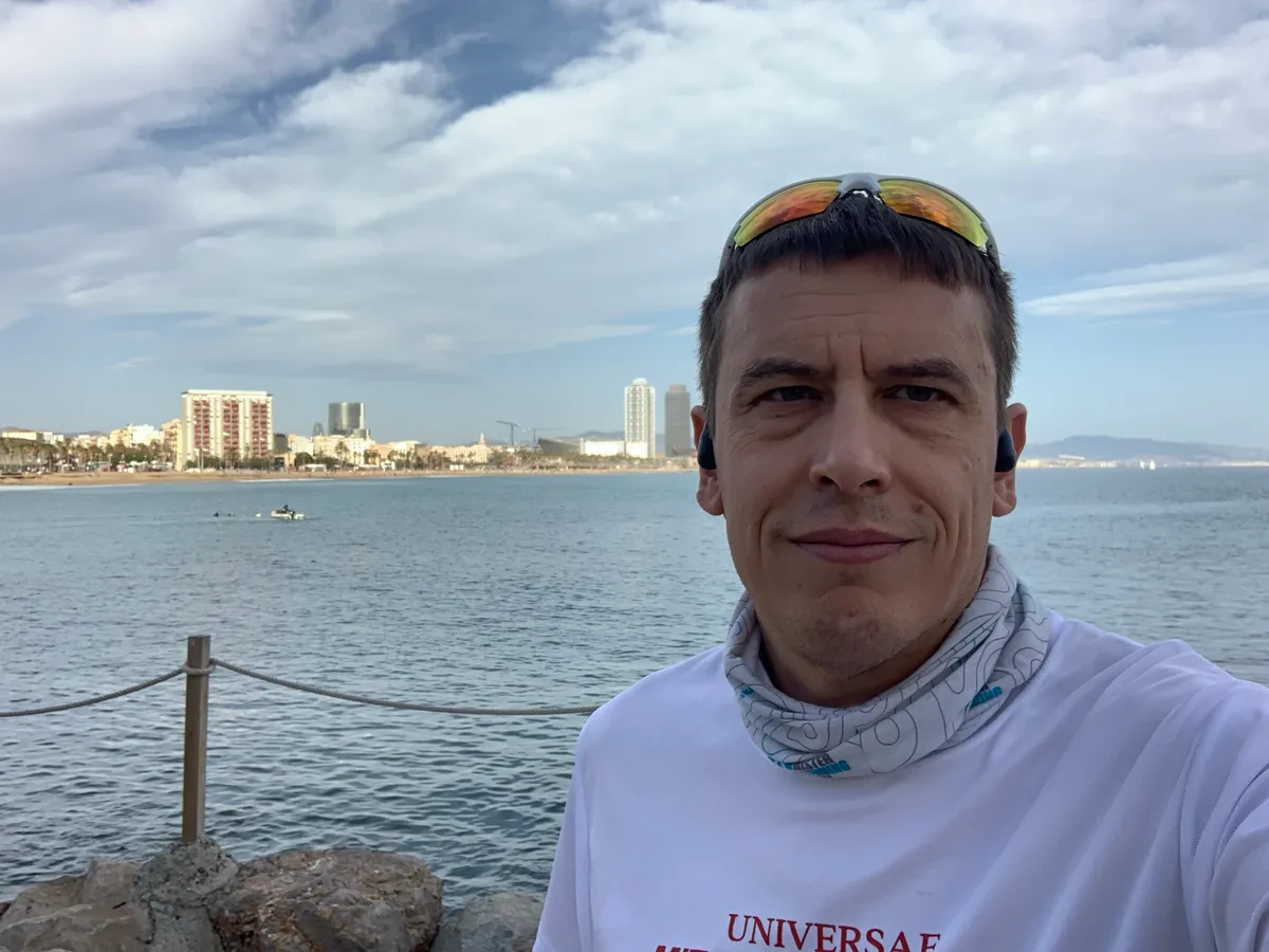 Selfie sul lungomare con la baia di Barcellona alle spalle