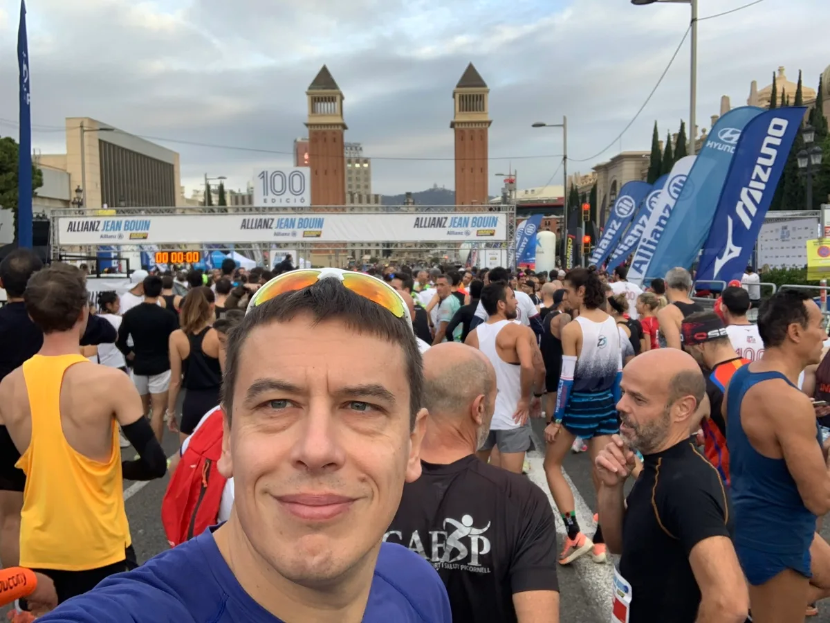 Selfie tra i runner alla partenza della Mitja Marató di Barcellona, con le Torri Veneziane sullo sfondo