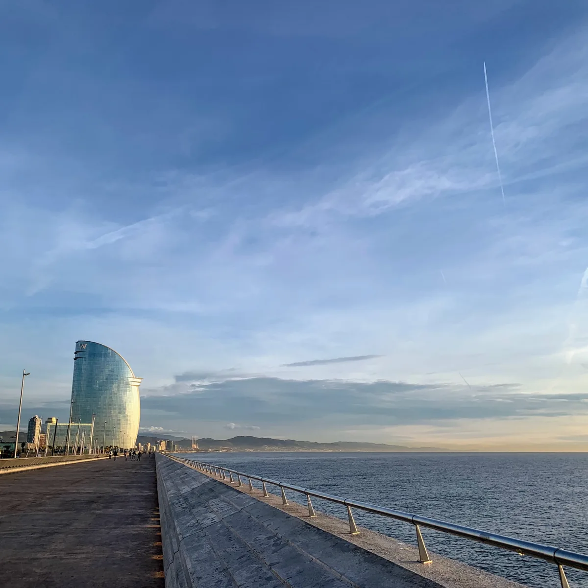 Molo sul mare con l'Hotel Vela di Barcellona sullo sfondo