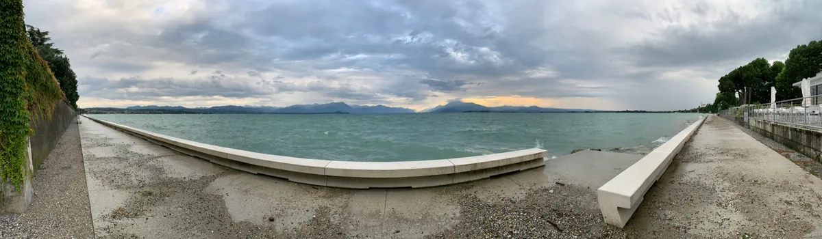 Panorama del lungomare con il mare e le montagne sullo sfondo