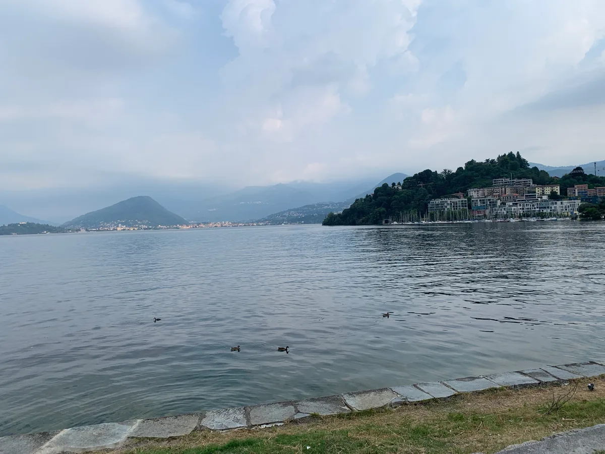 Lago con un promontorio e le montagne sullo sfondo