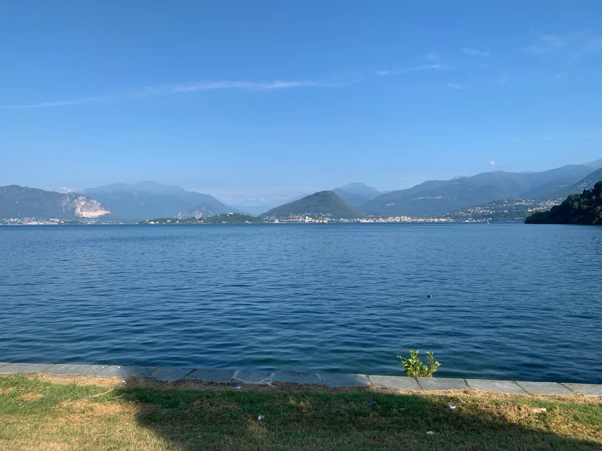 Lago blu con le montagne all'orizzonte