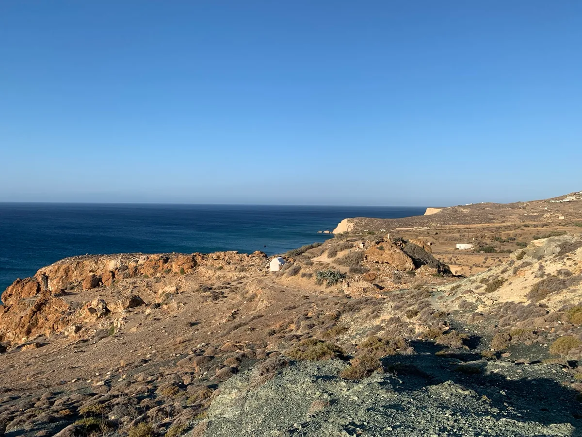 Costa rocciosa e arida sul mare blu