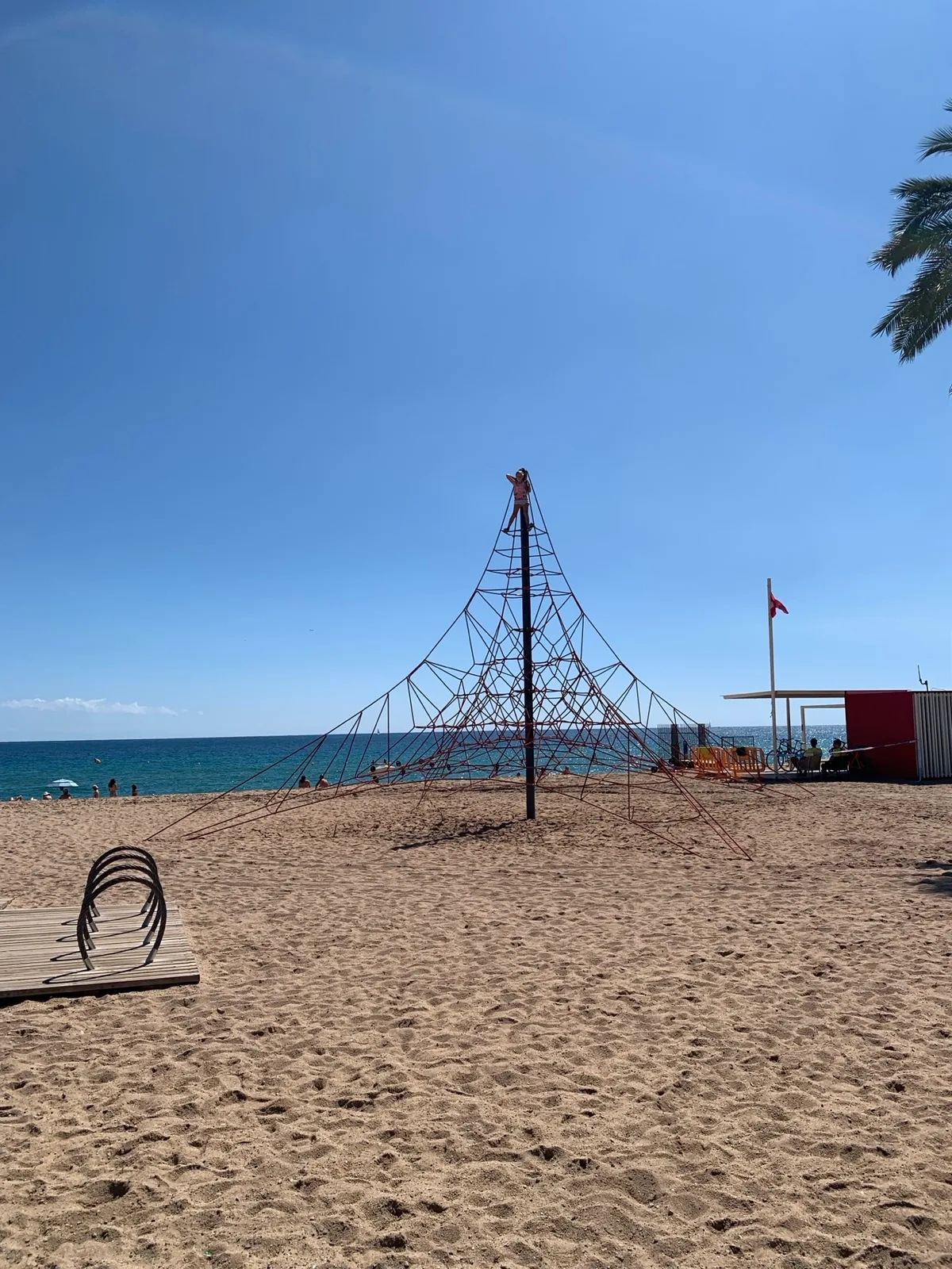 Struttura di corde per i giochi in spiaggia sotto un cielo azzurro