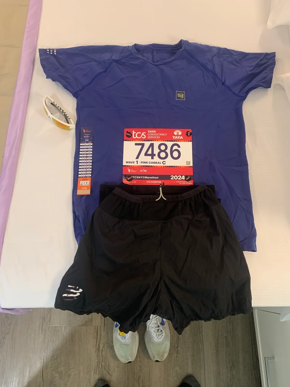 Pettorale 7486, maglia, pantaloncini e scarpe preparati prima della Maratona di New York