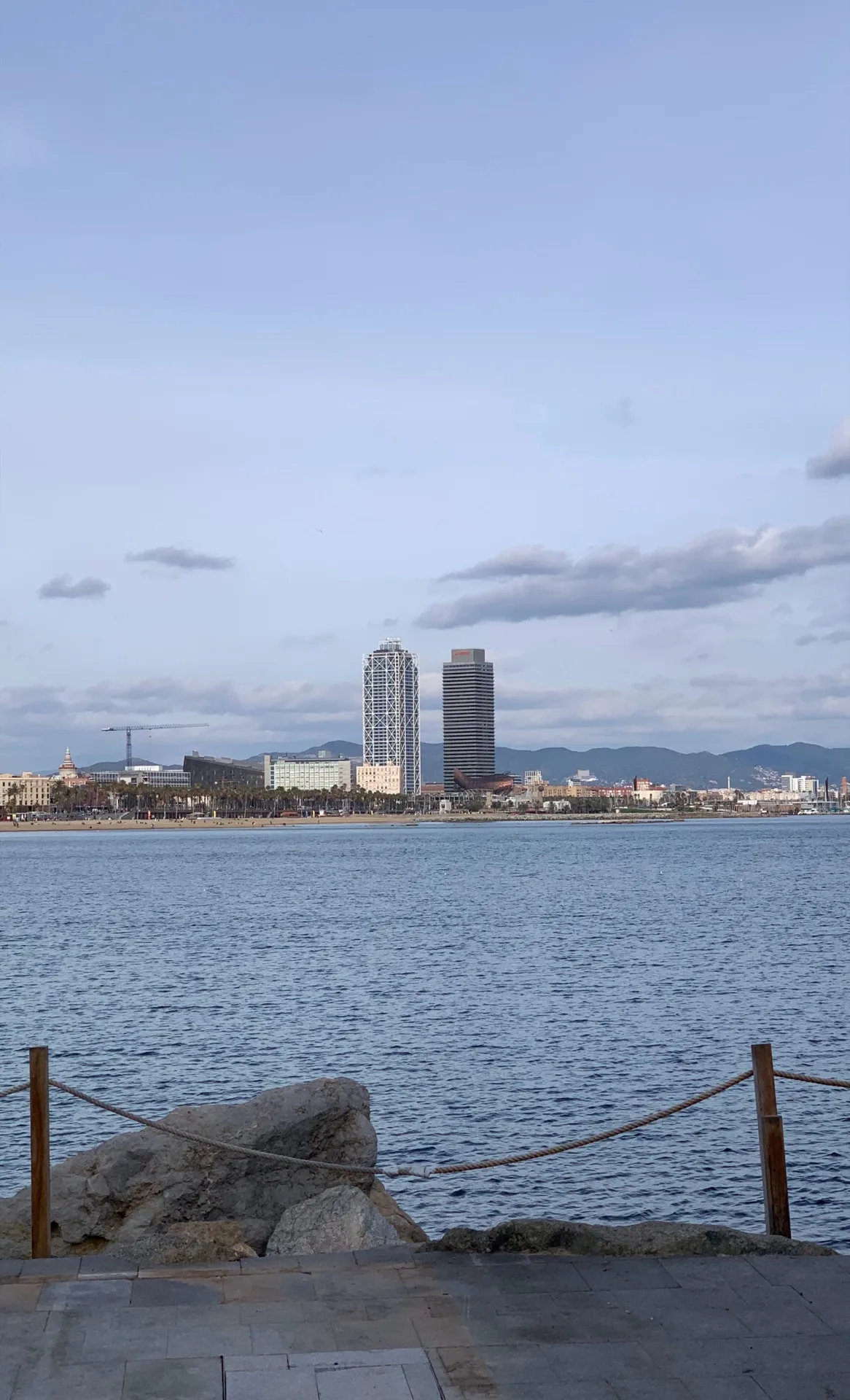 Torri del Port OlΓmpic dal mare con una corda sul molo