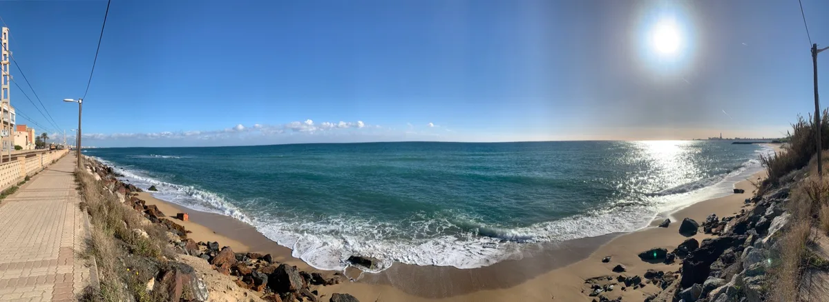 Panorama della costa con il mare turchese e il sole alto