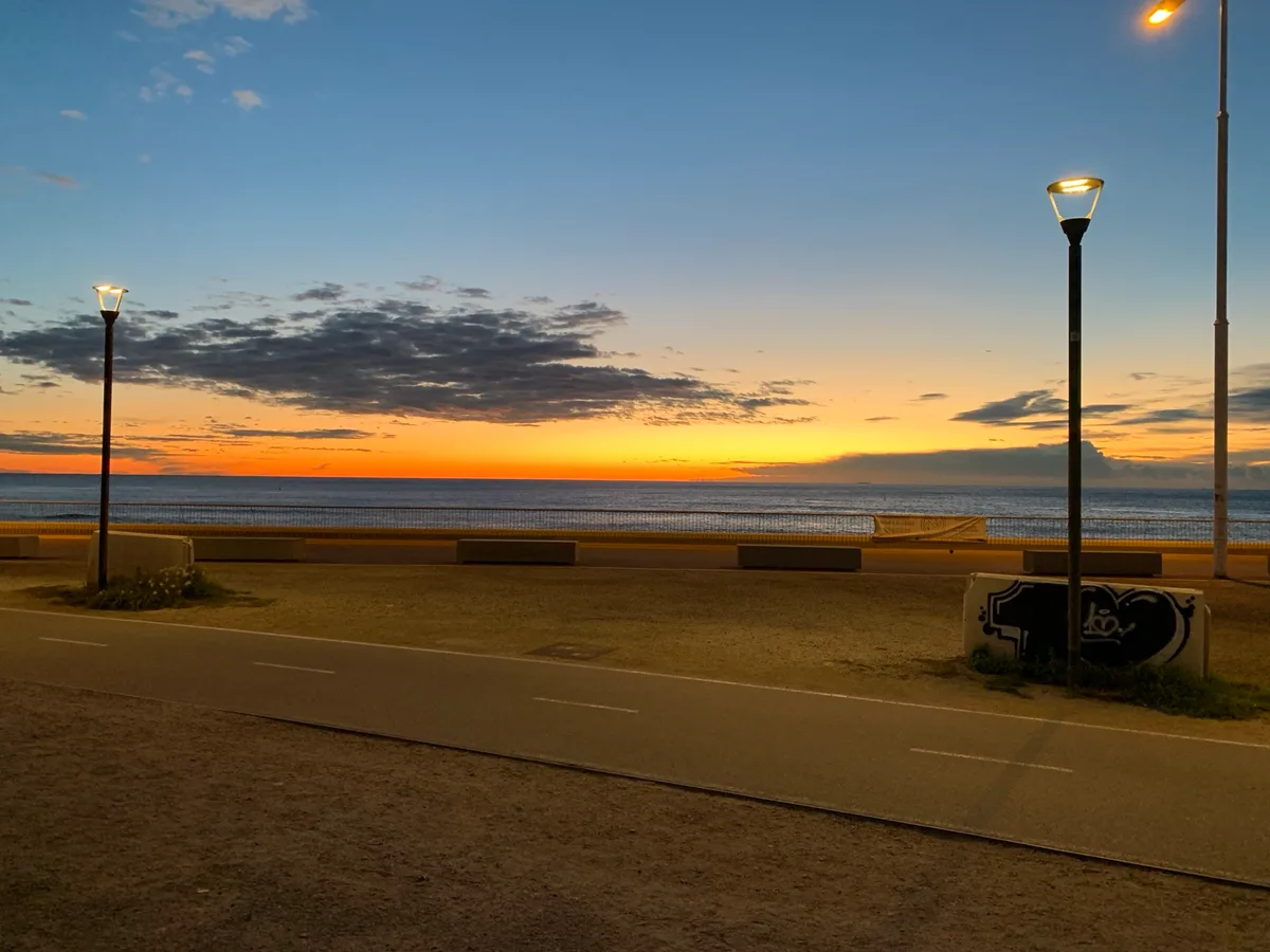 Tramonto sul lungomare con i lampioni accesi
