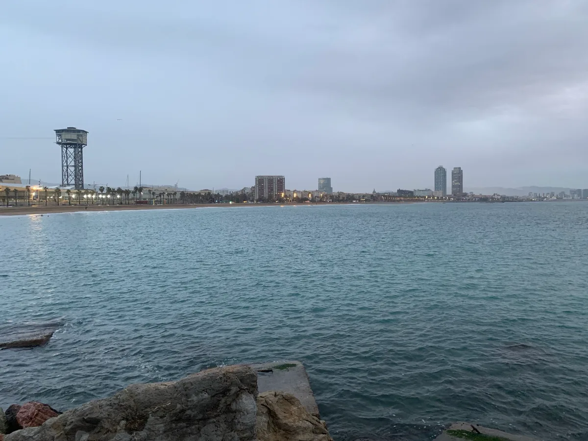 Baia di Barcellona con la torre di Sant Sebastià e le torri del Port Olímpic