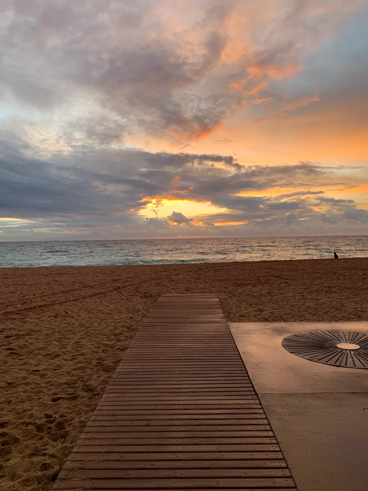 Alba sulla spiaggia con una passerella di legno