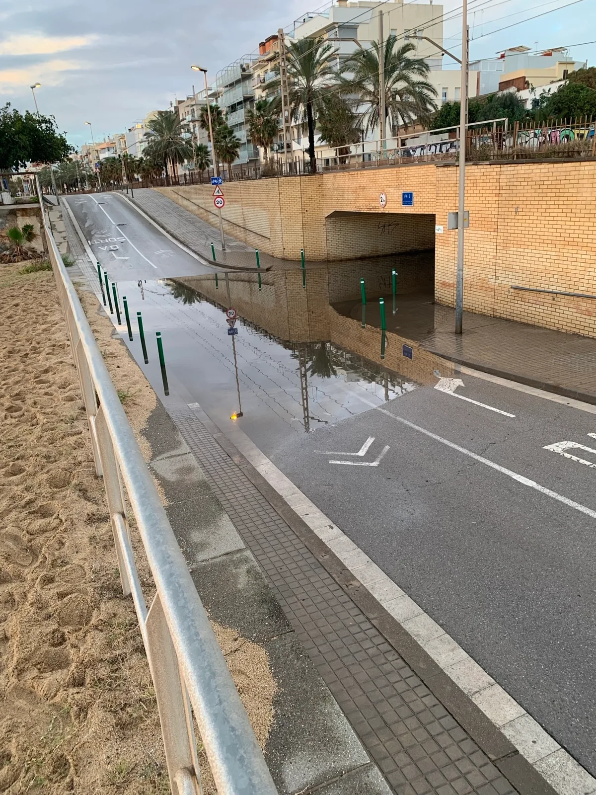 Sottopasso allagato su una pista ciclabile vicino alla spiaggia
