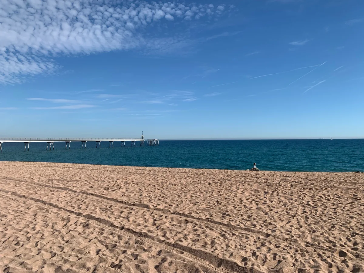 Spiaggia con il molo di Badalona e il mare blu