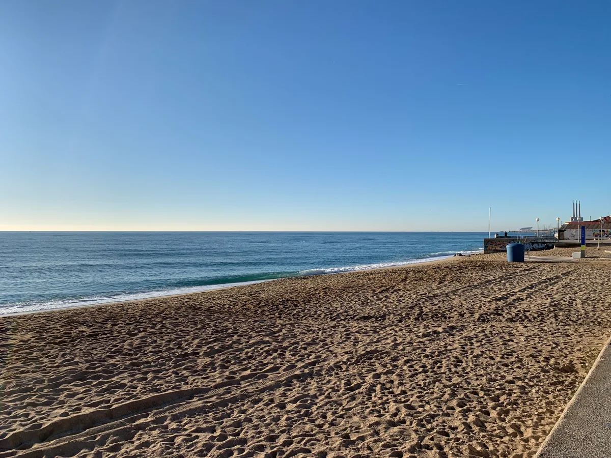 Spiaggia con la sabbia chiara e il mare calmo