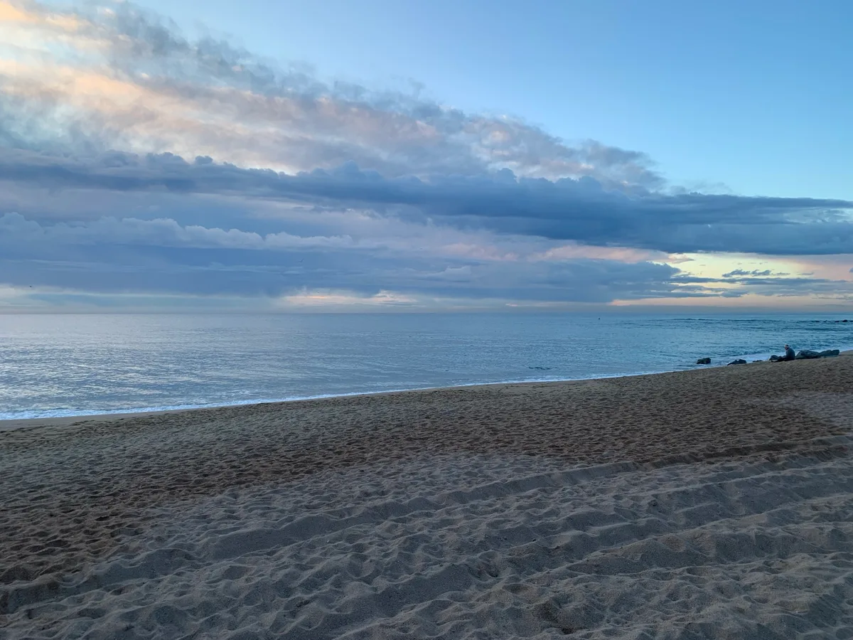Spiaggia con nuvole azzurre sopra il mare
