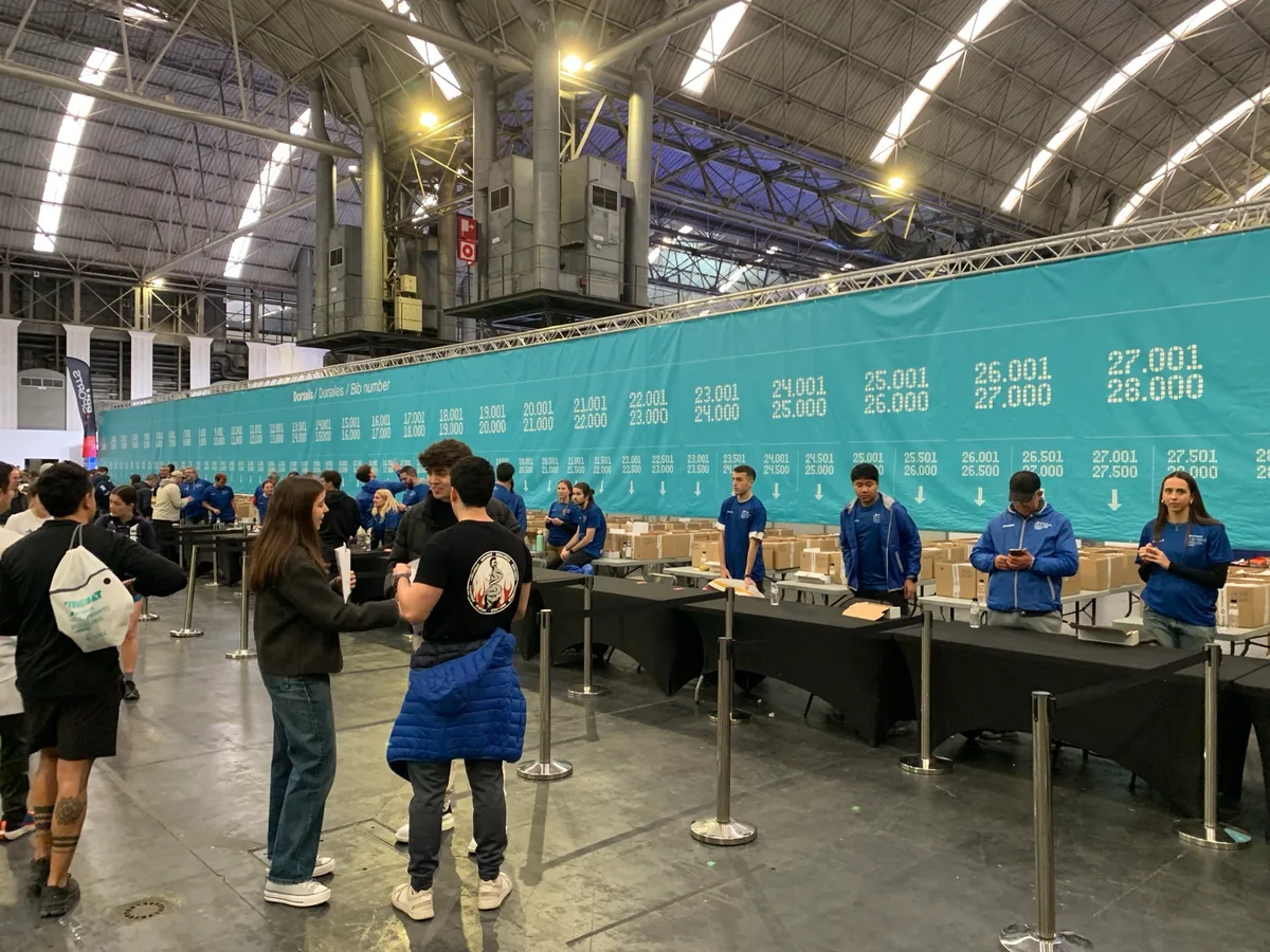 Ritiro dei pettorali alla fiera della mezza maratona di Barcellona