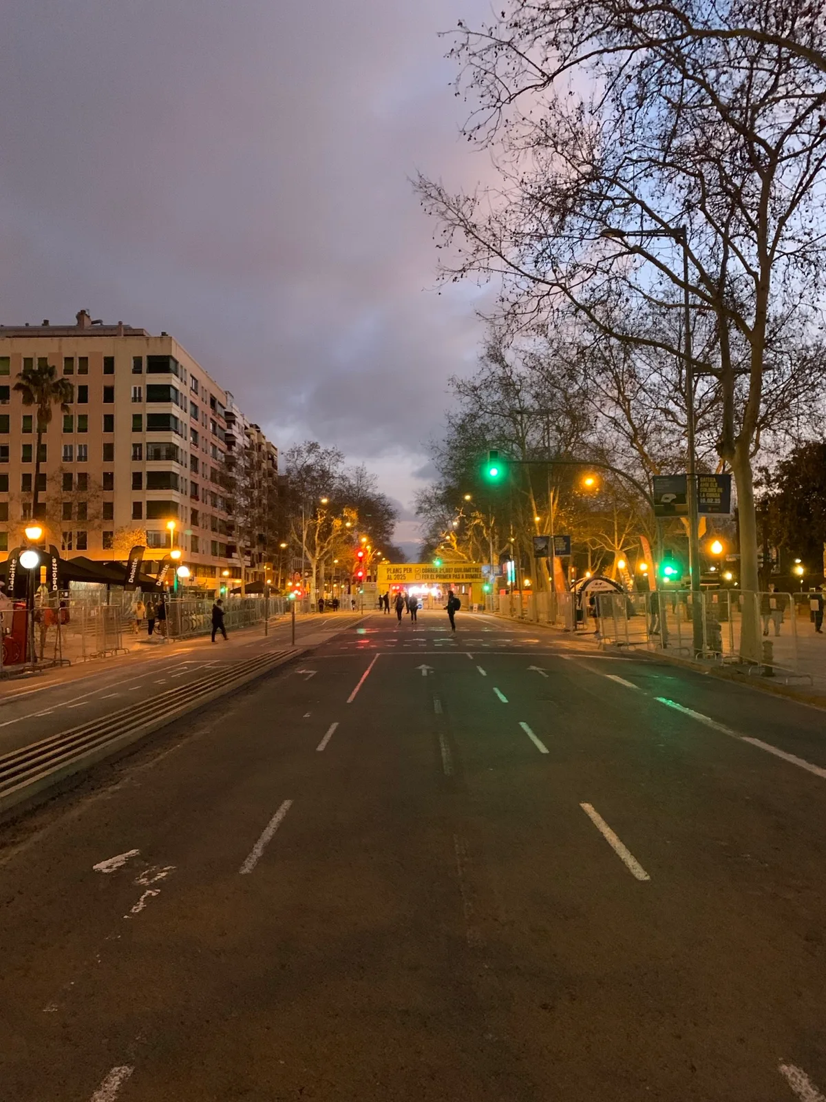 Strada di Barcellona all'alba prima della partenza della mezza maratona