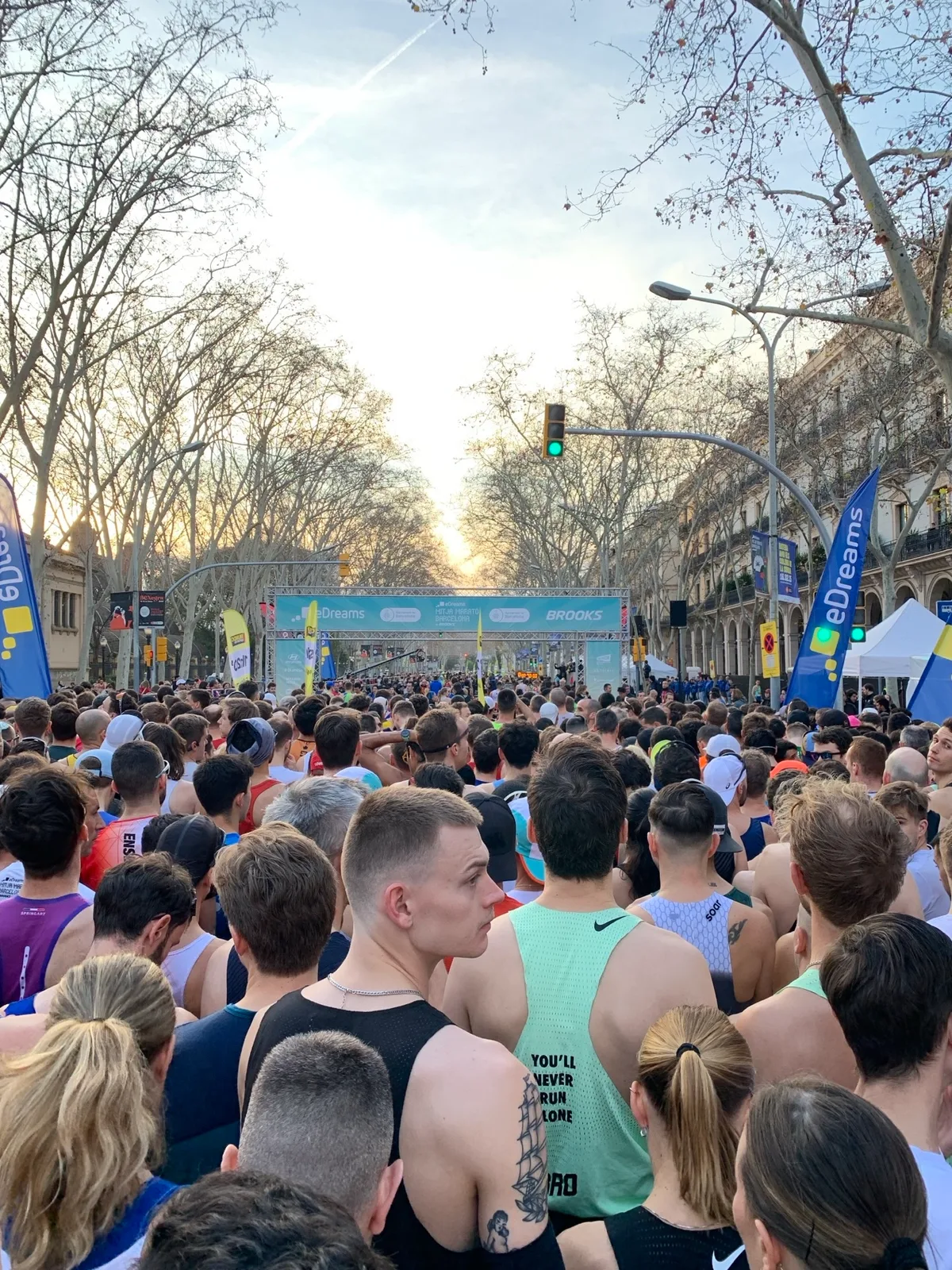 Folla di runner nella griglia di partenza della mezza maratona di Barcellona