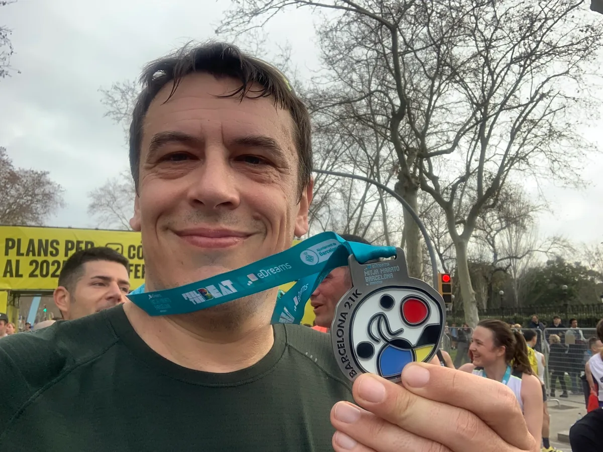 Selfie con la medaglia della mezza maratona di Barcellona dopo l'arrivo
