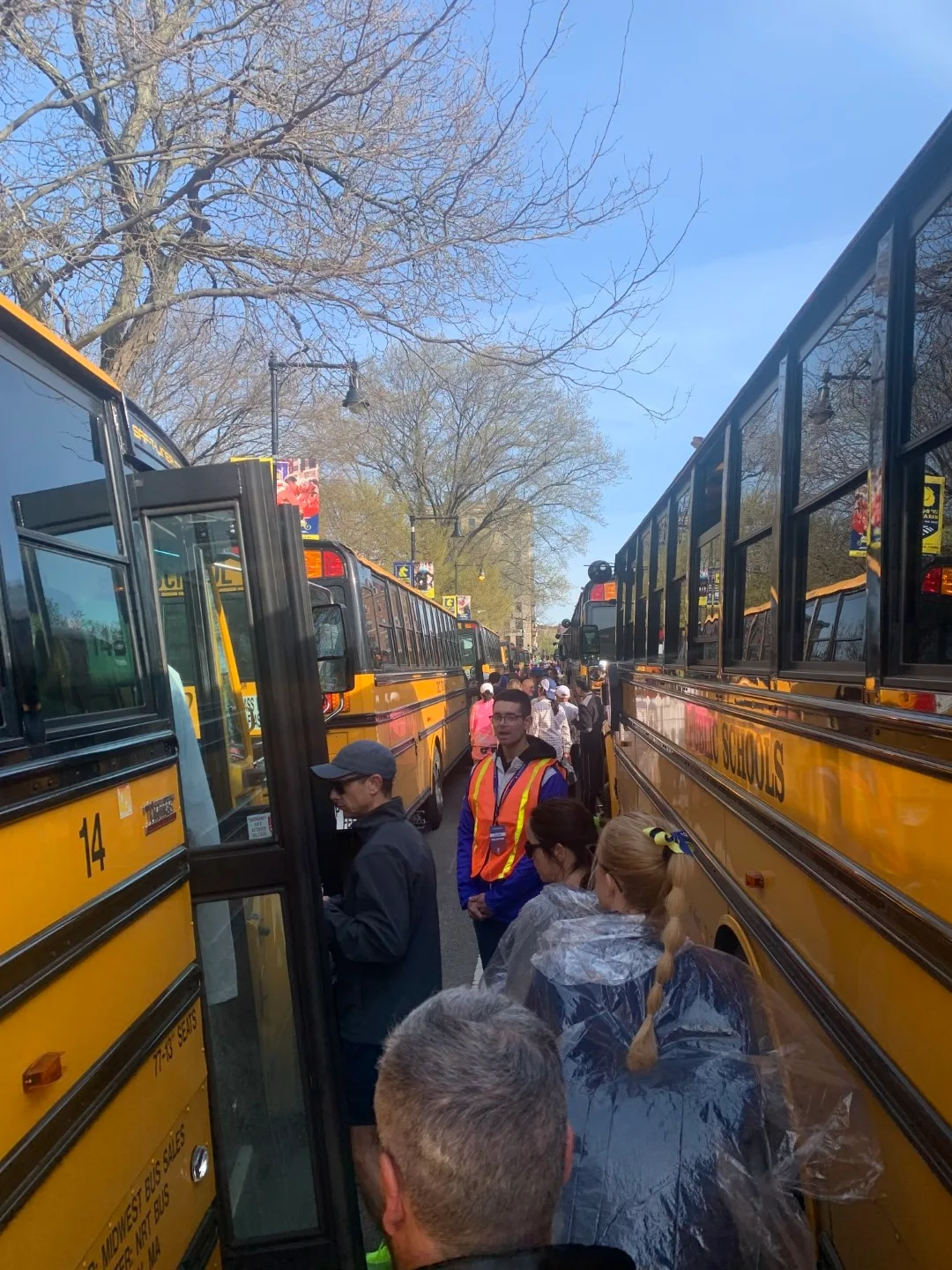 Scuolabus gialli per il trasferimento alla partenza della Maratona di Boston