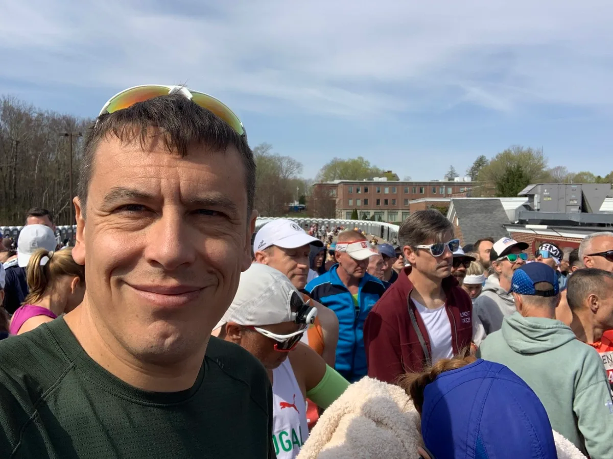 Selfie tra i runner nel villaggio di partenza della Maratona di Boston