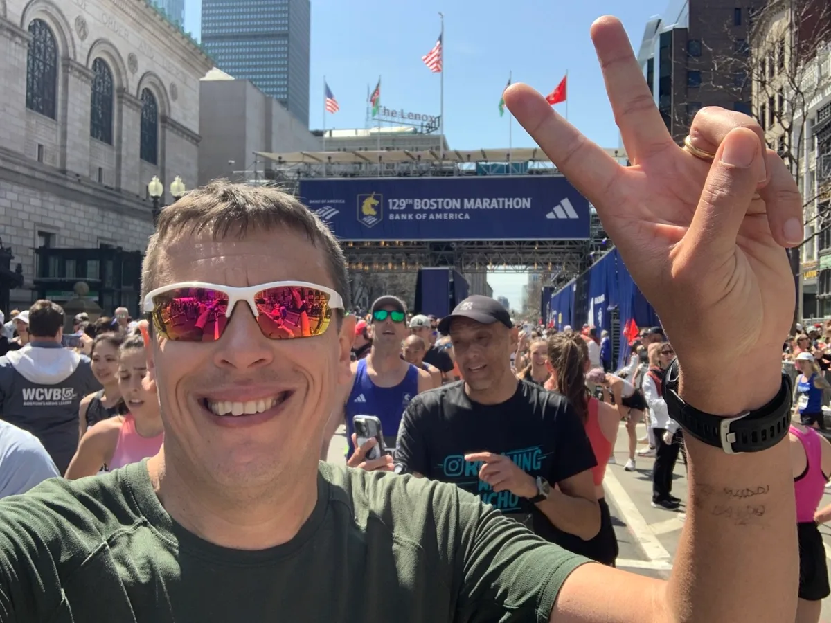 Selfie con il segno della vittoria all'arrivo della Maratona di Boston