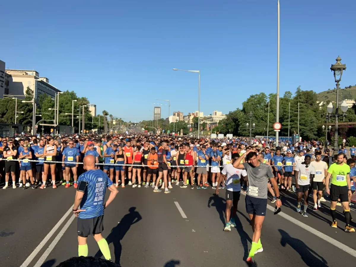 Partenza della gara con la folla di runner schierata sulla strada