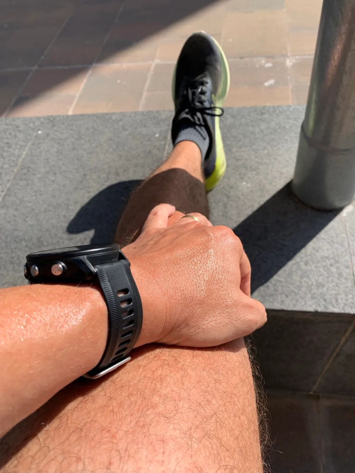 Gamba con scarpa da corsa e Garmin al polso dopo l'allenamento