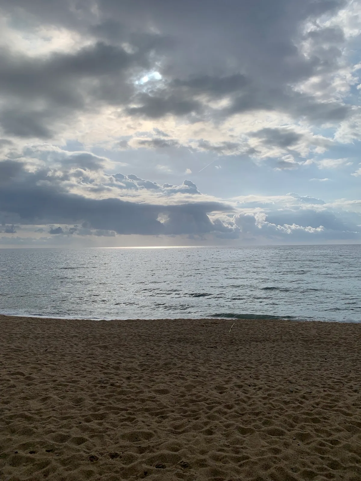 Spiaggia deserta sotto un cielo coperto