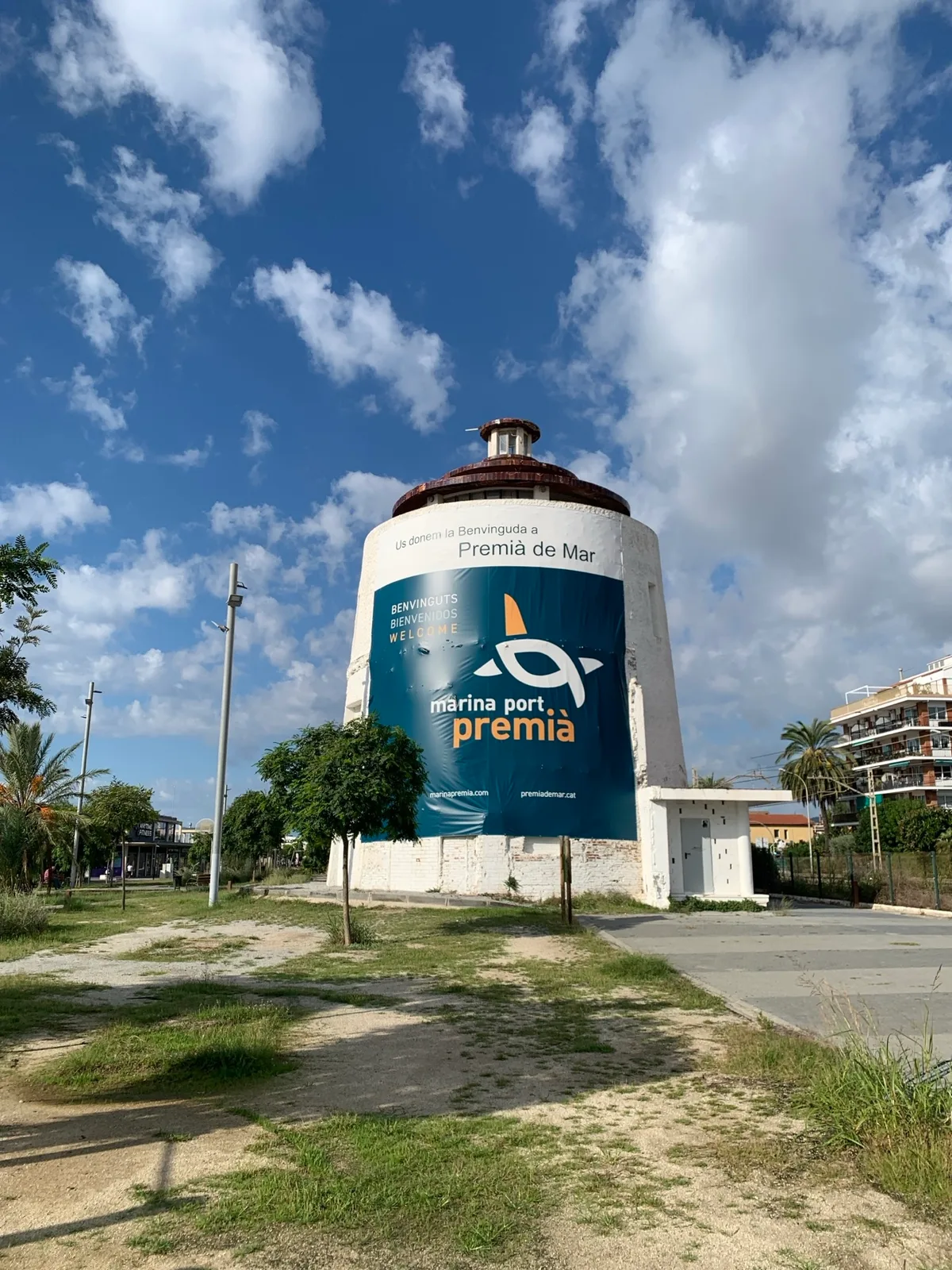 Faro-silos di Marina Port Premià de Mar sotto un cielo azzurro