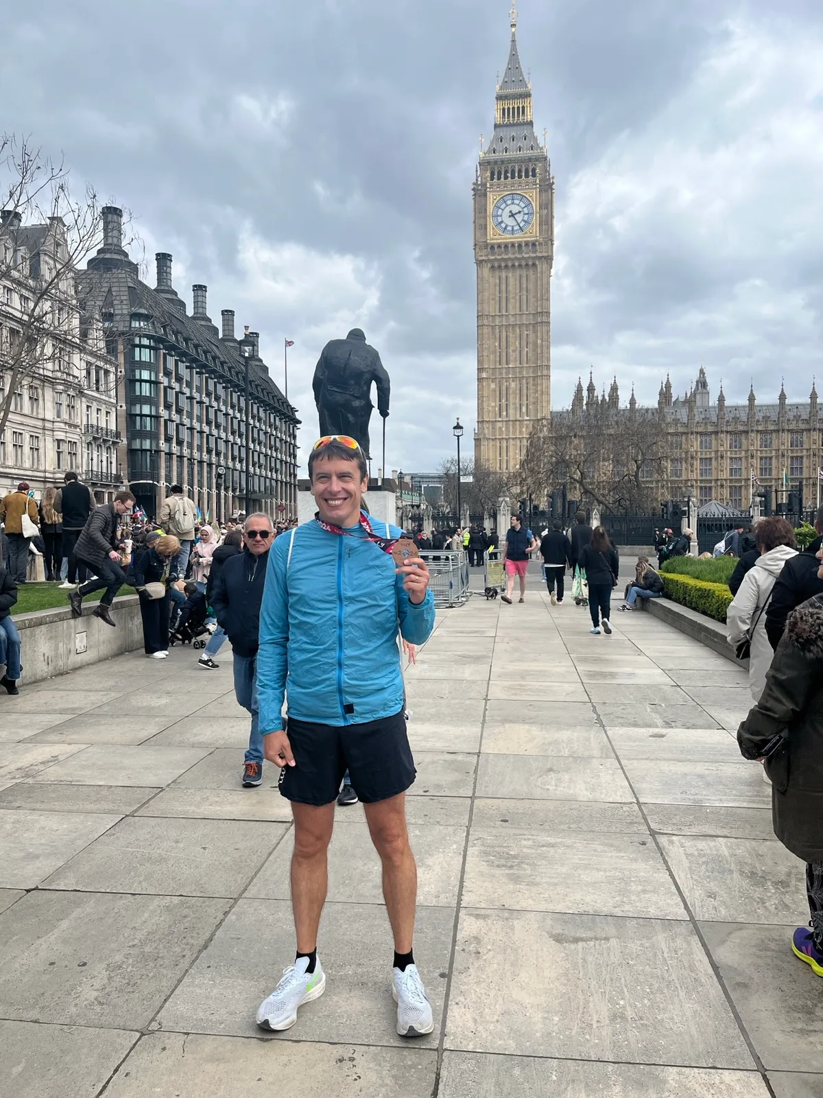 Selfie davanti al Big Ben a Londra in giacca azzurra prima della maratona